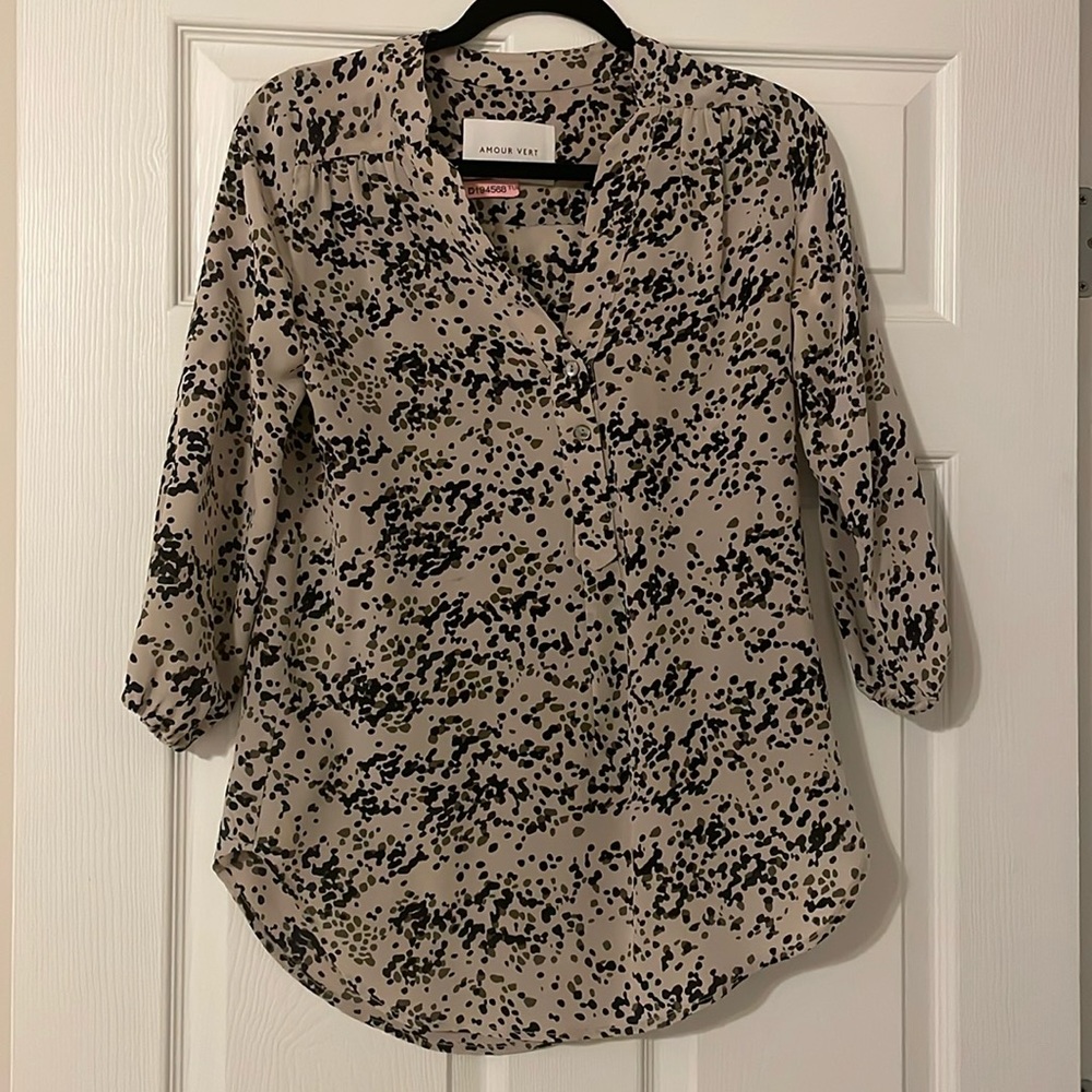 Amour Vert 3/4 length sleeve silk blouse top. Size XS. Beige, khaki green, black